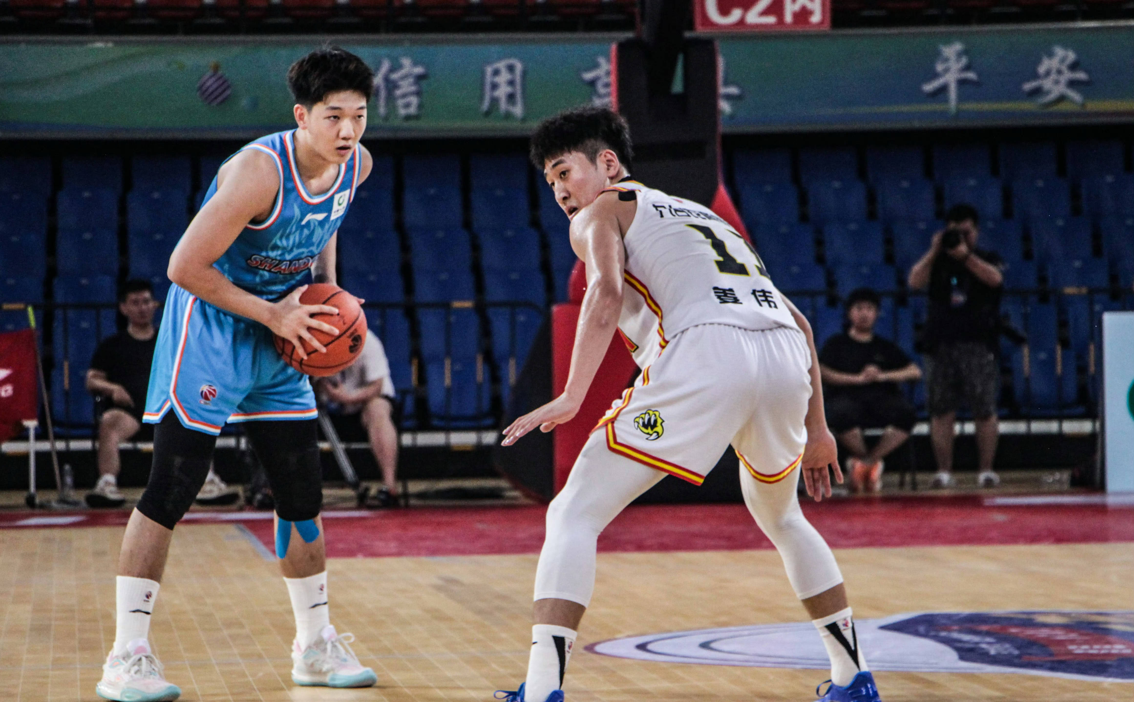 包含山东男篮发布备战花絮，今晚防线松动，NBA季后赛任务艰巨，训练强度明显提升的词条爱游戏体育