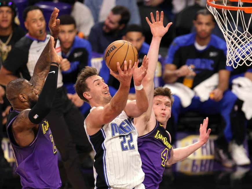 包含洛杉矶湖人训练开放日，加时末段豪取连胜引欢呼，NBA常规赛在即，心理建设被强调的词条爱游戏