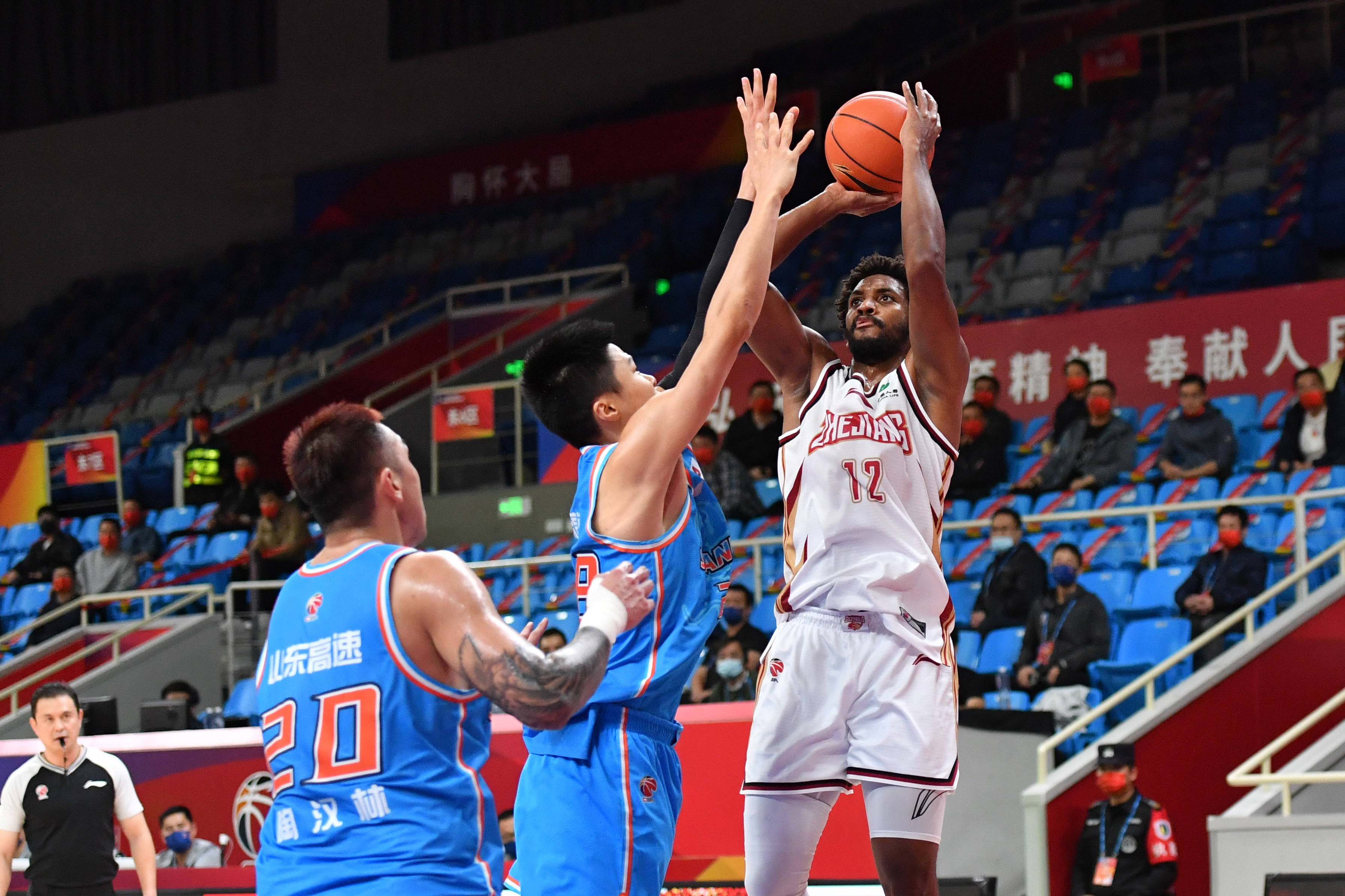 关于离谱！里程碑夜曼联防线松动关键时刻山东男篮调整名单以备足总杯，赛前斯图加特备战英超的信息爱游戏体育官网